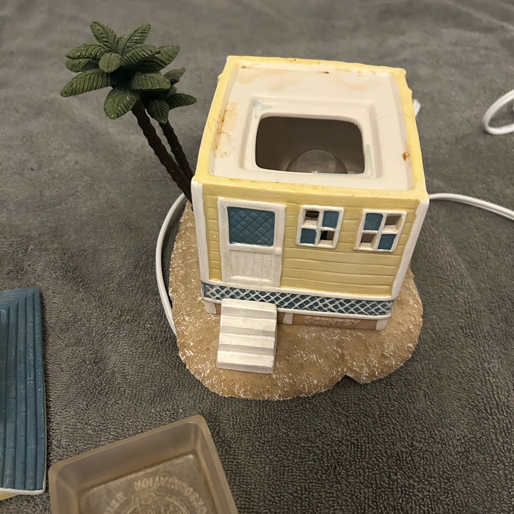 Scentsy Beach Bungalow Warmer with original box. - Picture 7 of 8